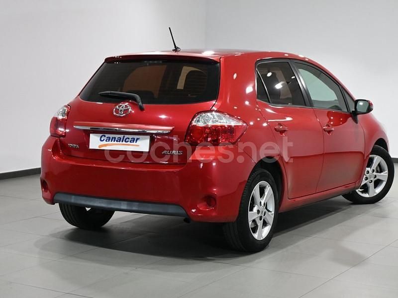 Usado Toyota Auris Active 90 CV (66 kW) 2011 Granate Berlina
