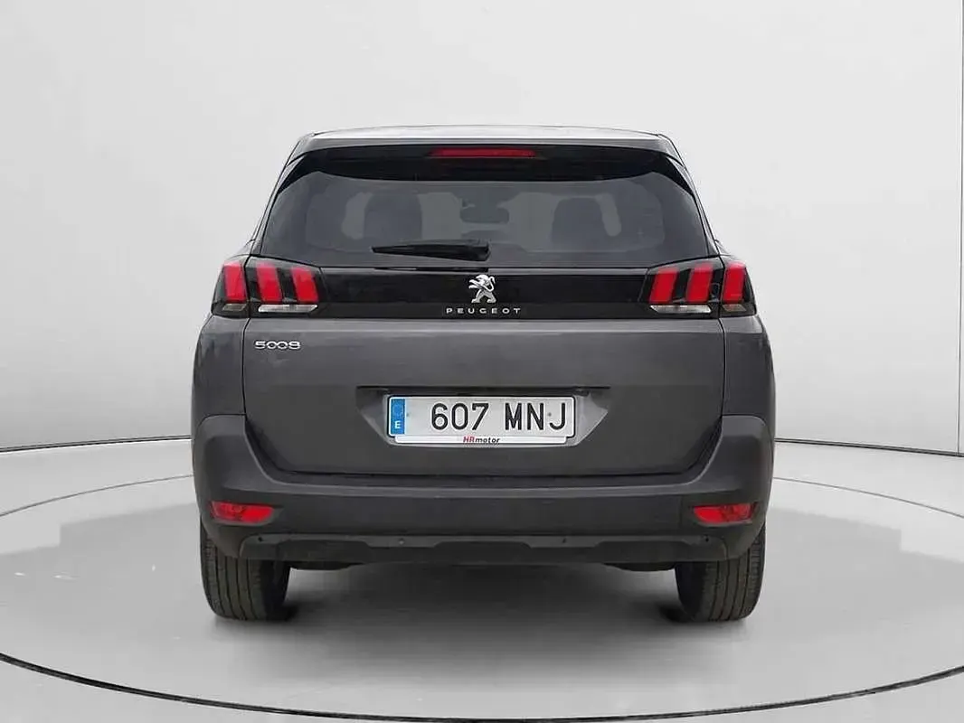 Usado Peugeot 5008 Active 136 CV (100 kW) 2024 Gris SUV