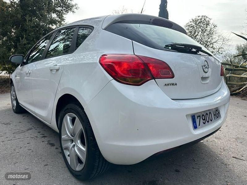 Begagnad Opel Astra Enjoy 100 HK (73 kW) 2011 Vit Sedan