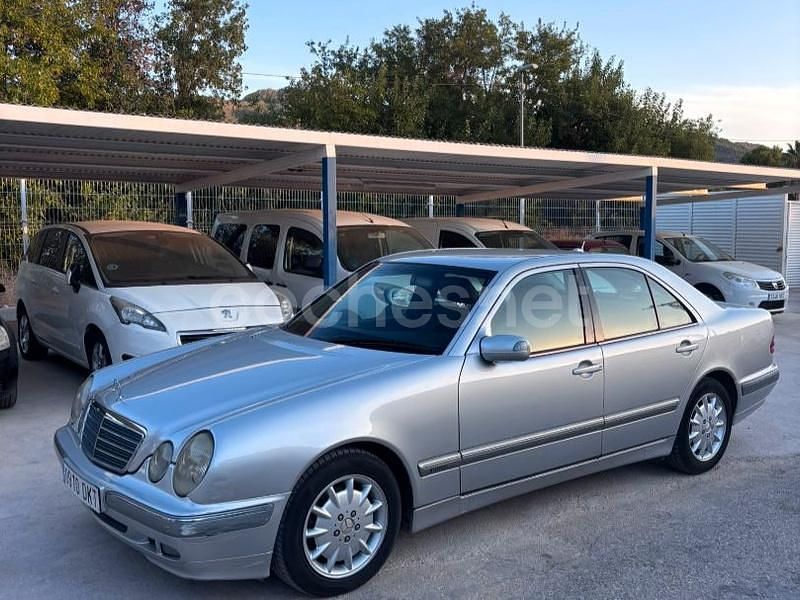 Gris / plata Usado 2000 Mercedes E270 Elegance Berlina | 5500 € - Imagen 1/4