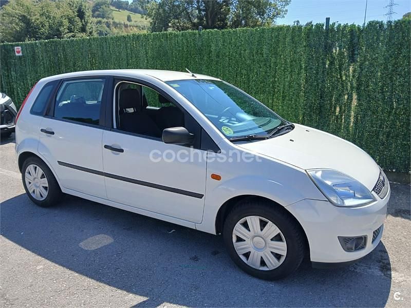 Usado Ford Fiesta Ghia 80 CV (58 kW) 2003 Blanco Berlina