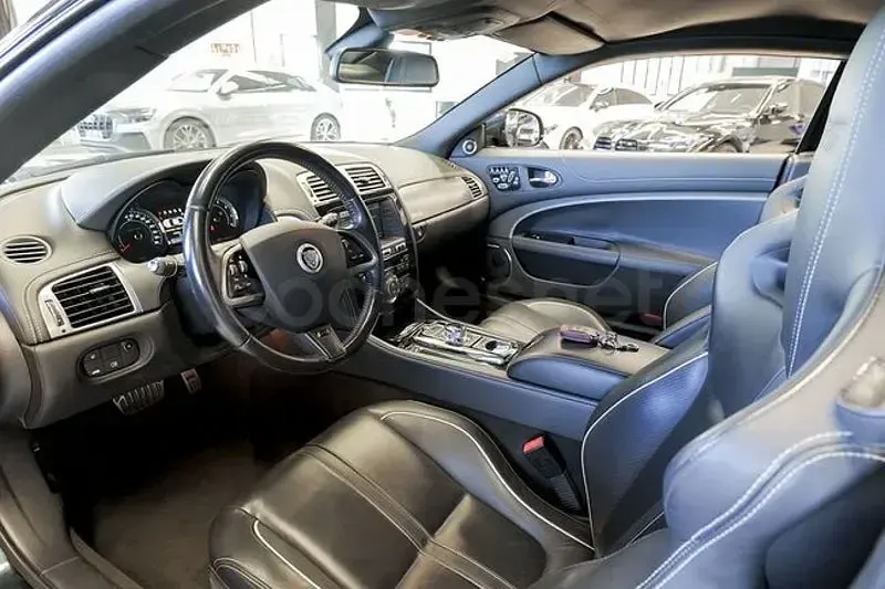 Usado Jaguar XK 557 CV (409 kW) 2012 Gris Coupe