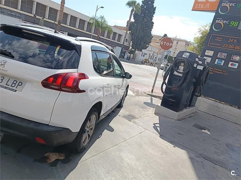 Usado Peugeot 2008 Signature Sky 100 CV (73 kW) 2019 Blanco SUV