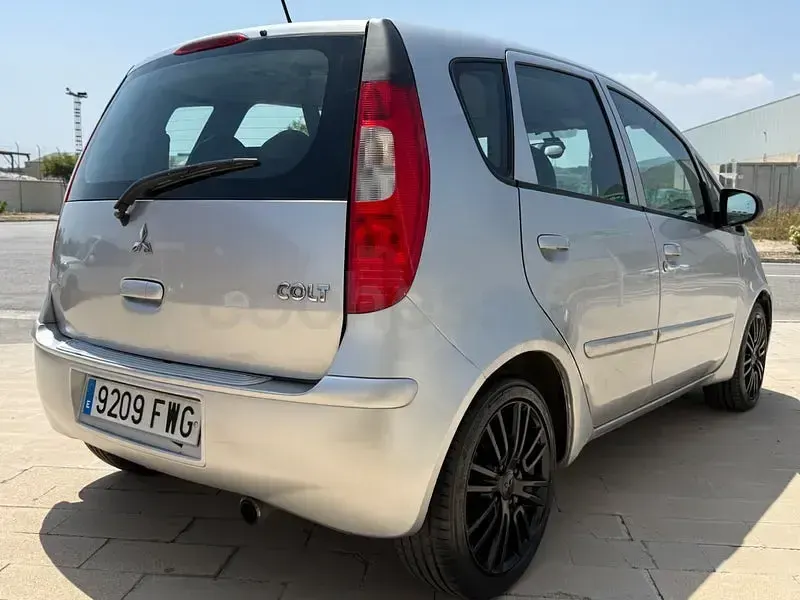 Usado Mitsubishi Colt Invite 95 CV (69 kW) 2007 Gris / plata Monovolumen