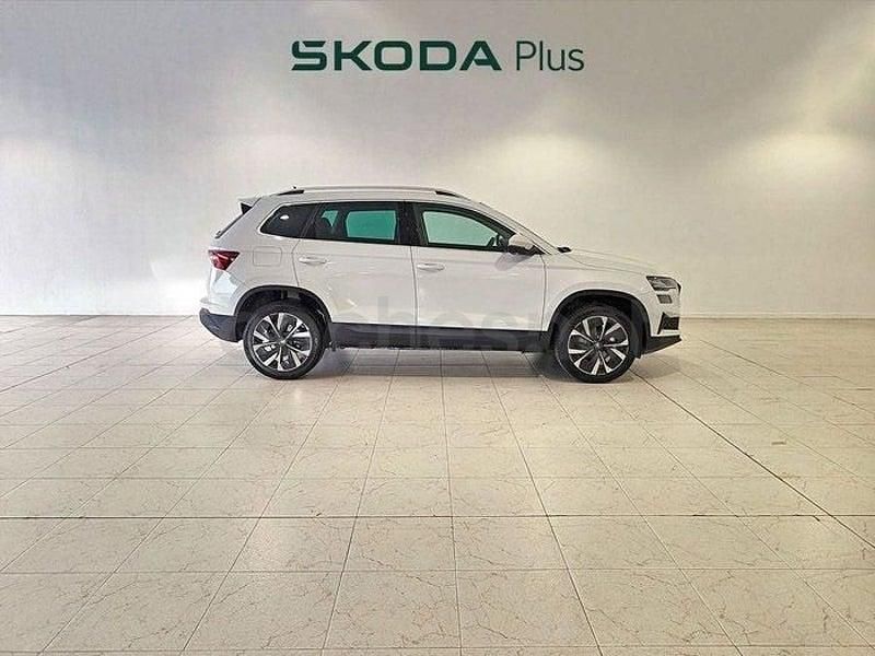 Usado Skoda Karoq Selection 150 CV (110 kW) 2025 Blanco SUV