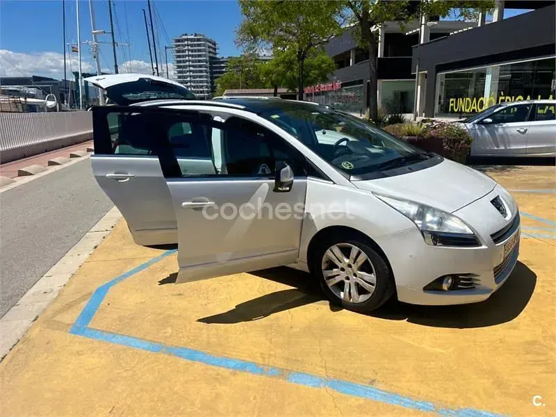 Usado Peugeot 5008 Allure 115 CV (84 kW) 2013 Blanco Monovolumen