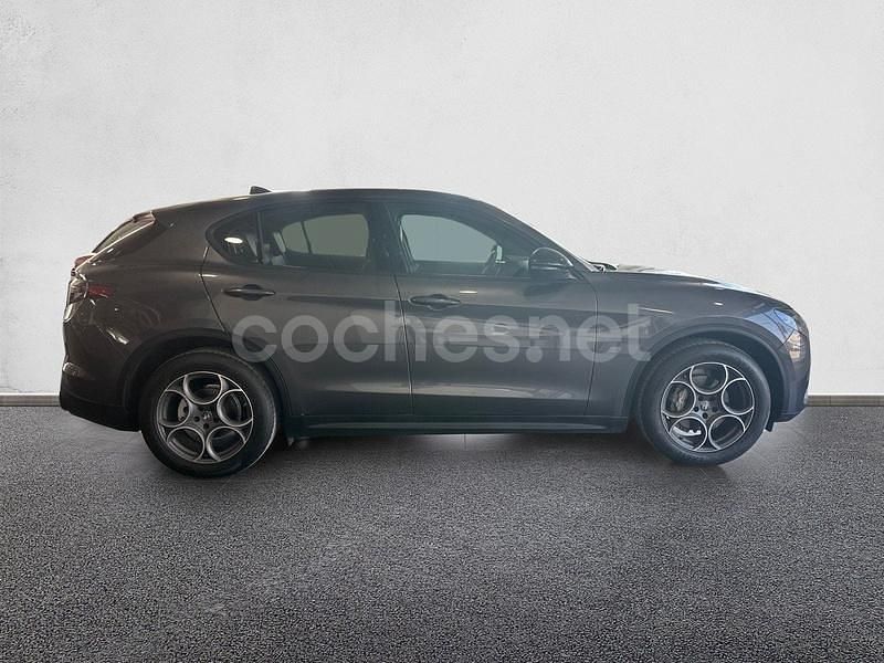 Usado Alfa Romeo Stelvio Sprint 160 CV (117 kW) 2023 Gris / plata SUV