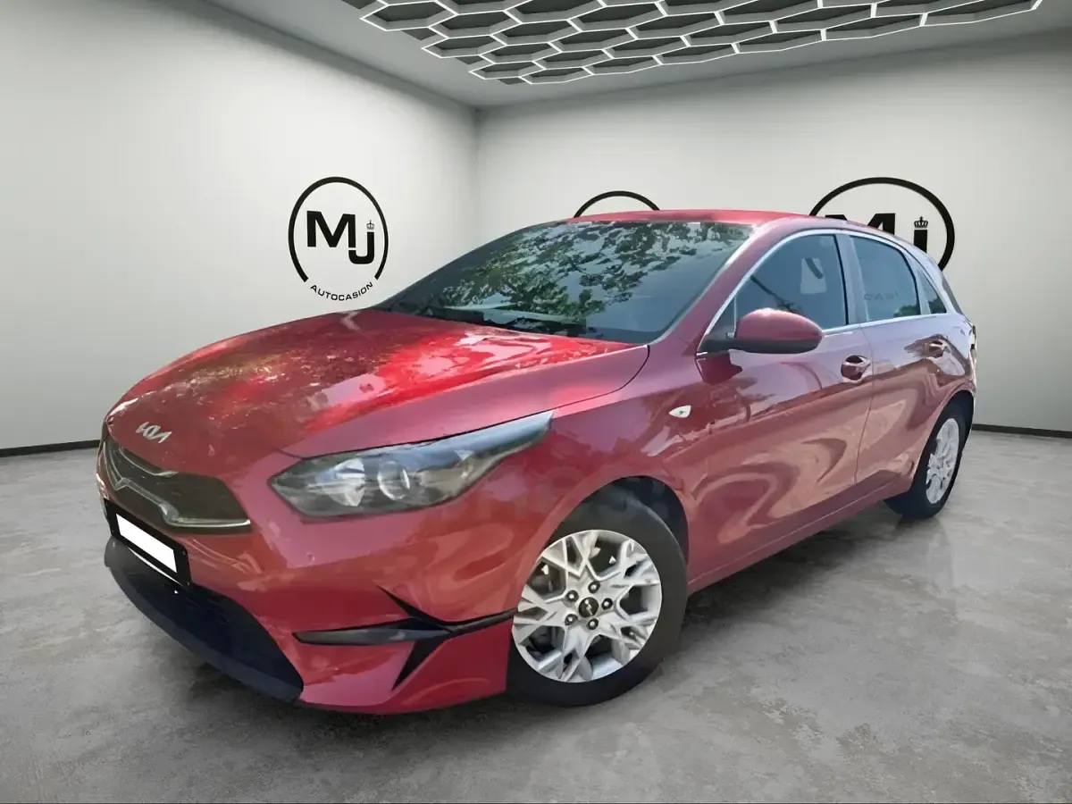 Usado Kia Ceed 136 CV (100 kW) 2022 Rojo Utilitario