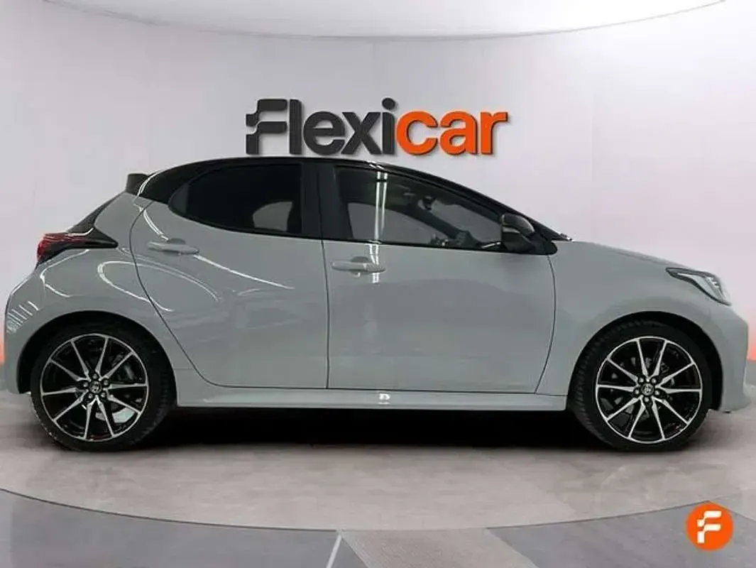 Usado Toyota Yaris Hybrid Sport 116 CV (85 kW) 2024 Gris Utilitario