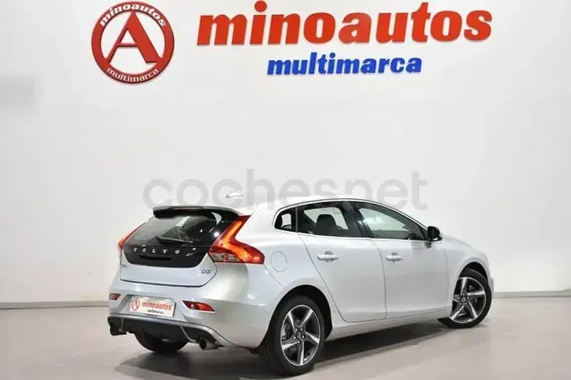 Usado Volvo V40 R-Design Momentum 150 CV (110 kW) 2014 Gris / plata Berlina