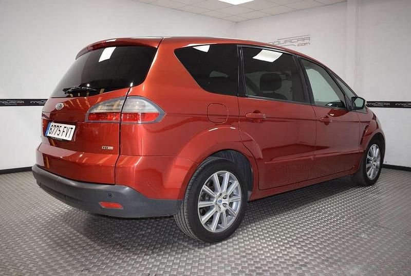 Begagnad Ford S-MAX Trend 140 HK (102 kW) 2007 Röd Minibuss