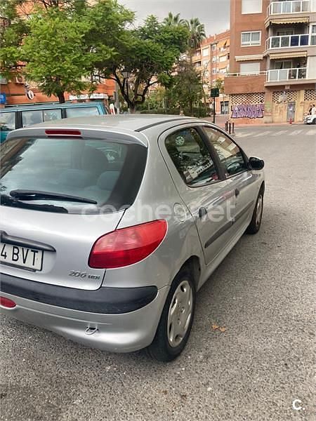 Usado Peugeot 206 70 CV (51 kW) 2002 Gris / plata Berlina