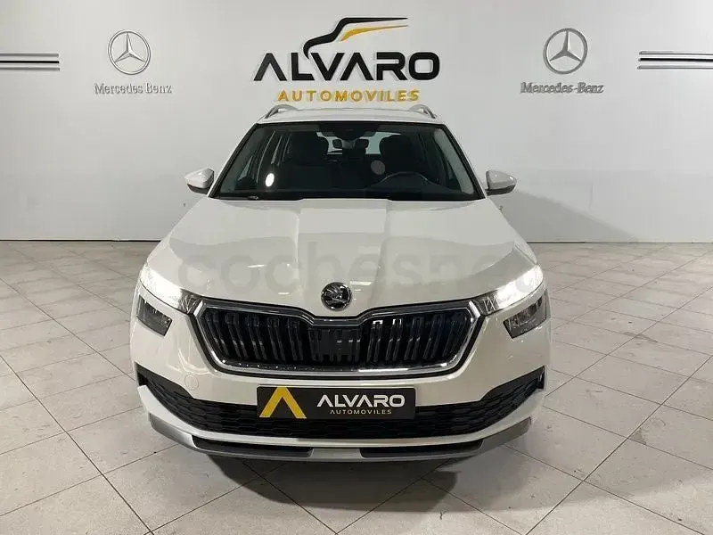 Usado Skoda Kamiq Ambition 110 CV (80 kW) 2021 Blanco SUV