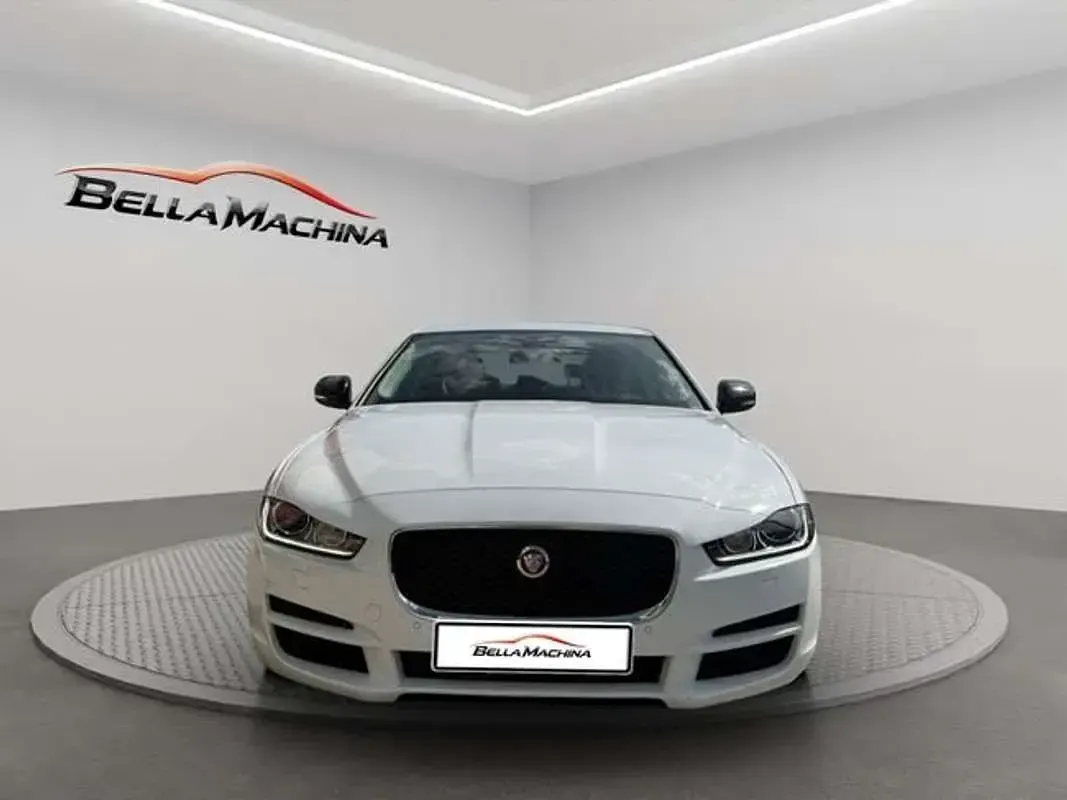 Usado Jaguar XE R-Dynamic 179 CV (131 kW) 2019 Blanco Berlina