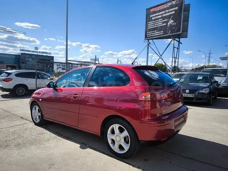 Usado Seat Ibiza Sport 100 CV (73 kW) 2005 Granate Utilitario