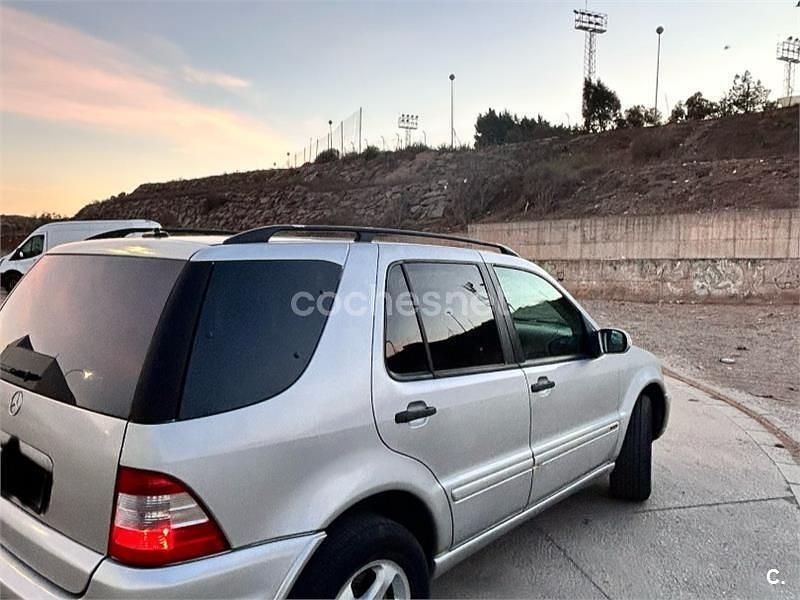 Usado Mercedes ML270 163 CV (119 kW) 2003 Gris / plata SUV