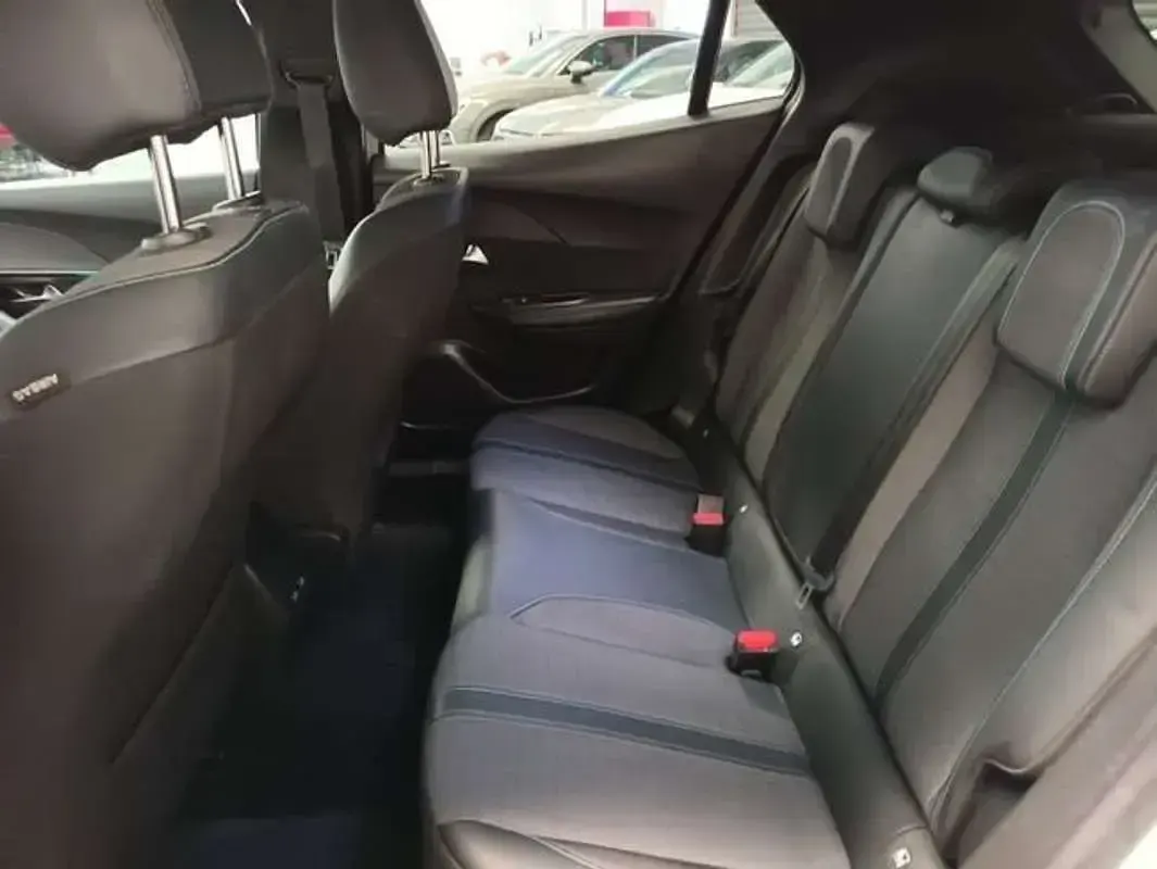 Usado Peugeot 2008 Allure 101 CV (74 kW) 2023 Gris SUV