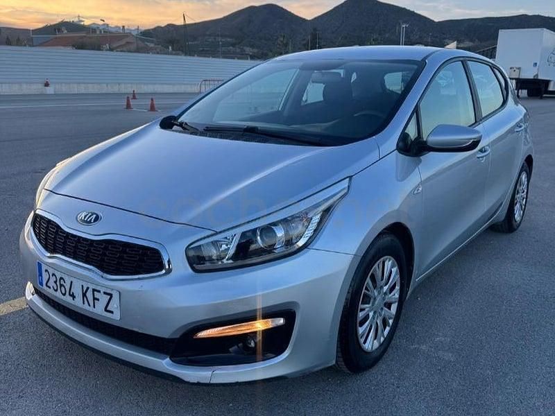 Usado Kia Ceed GT 90 CV (66 kW) 2018 Gris / plata Berlina