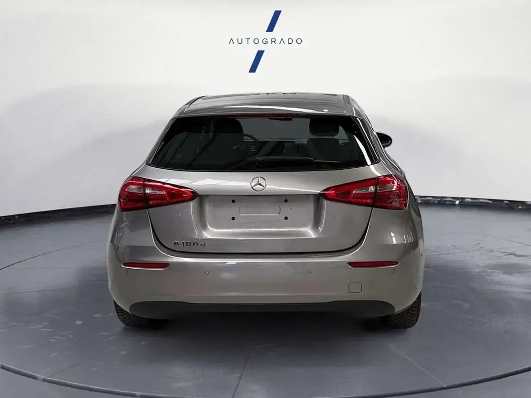 Usado Mercedes A180 109 CV (80 kW) 2021 Gris Utilitario