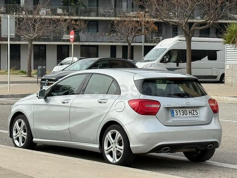 Usado Mercedes A180 Urban 109 CV (80 kW) 2014 Gris / plata Berlina