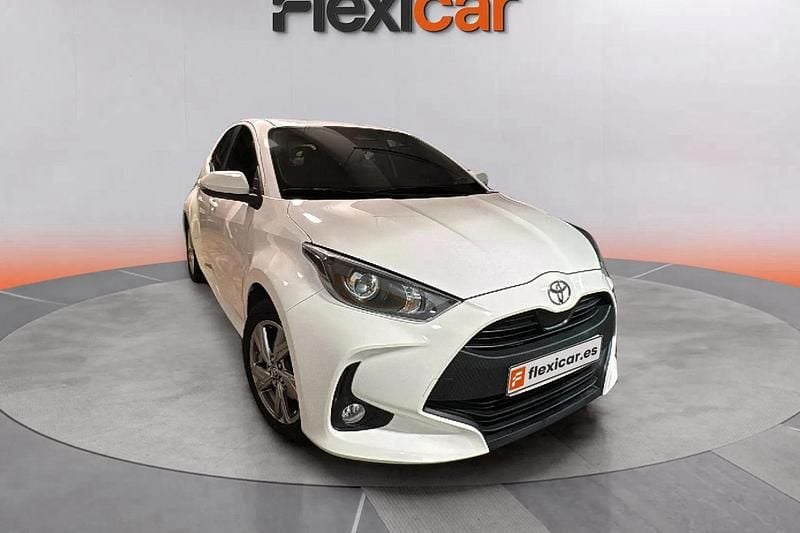 Blanco Usado 2024 Toyota Yaris Hybrid Active Berlina | 16.490 € (Super precio) - Imagen 1/4
