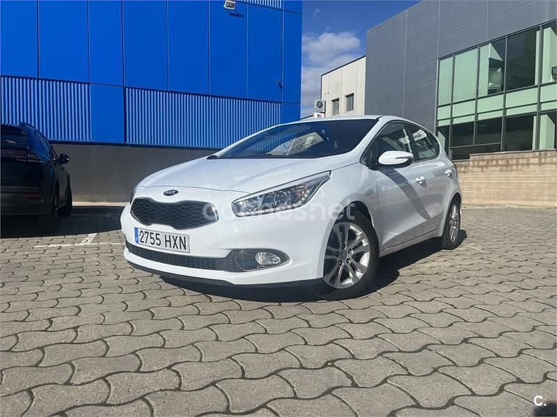 Blanco Usado 2014 Kia Ceed GT Berlina | 6900 € (Precio justo) - Imagen 1/4