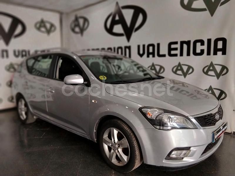 Usado Kia Ceed 128 CV (94 kW) 2011 Gris / plata Utilitario