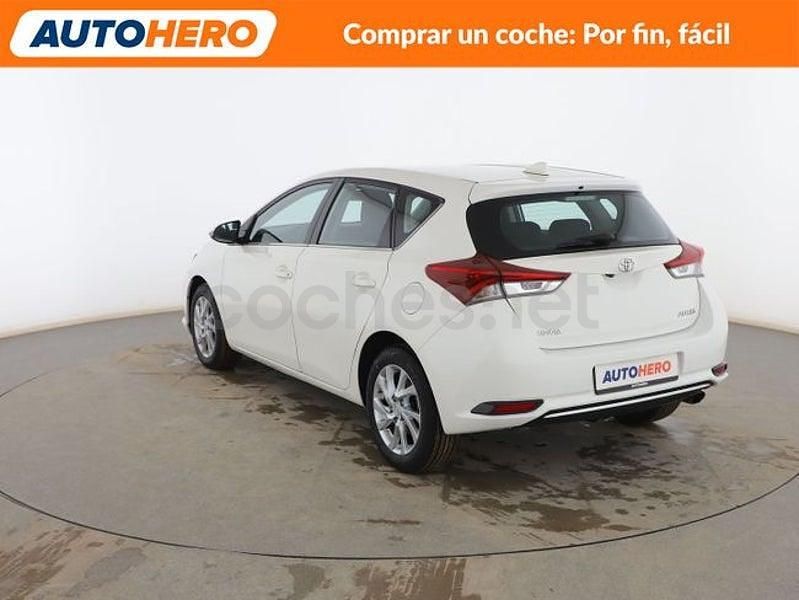 Usado Toyota Auris Active 116 CV (85 kW) 2015 Blanco Berlina