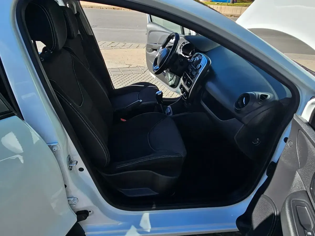 Usado Renault Clio IV LIMITED 75 CV (55 kW) 2019 Blanco Berlina