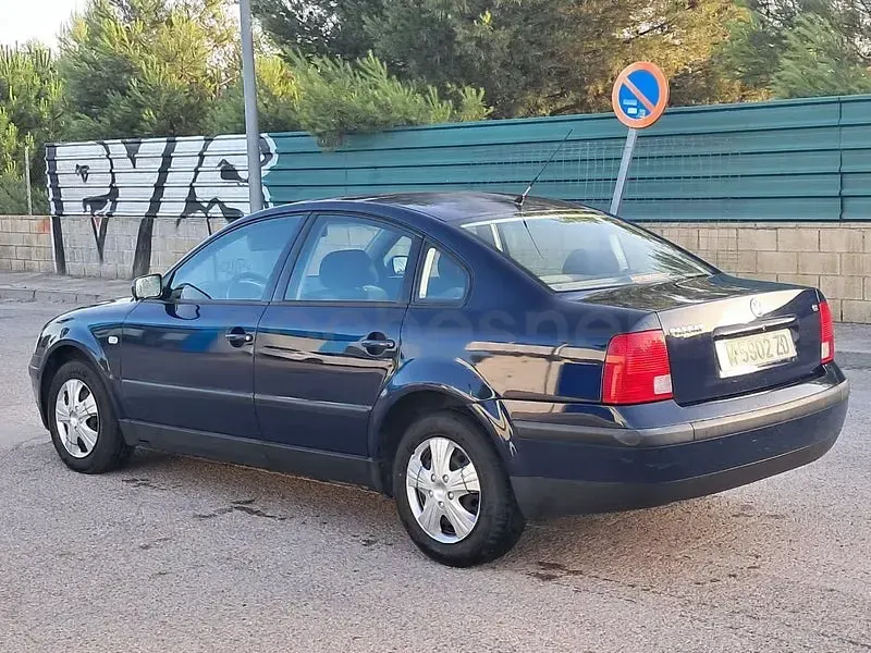 Usado VW Passat Comfortline 125 CV (91 kW) 2000 Azul Berlina