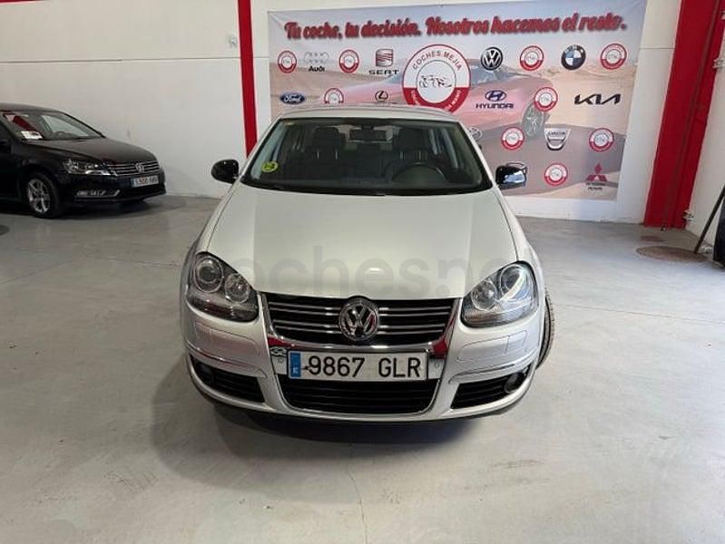 Usado VW Jetta Highline 140 CV (102 kW) 2009 Gris / plata Berlina