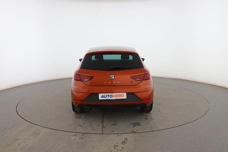 Usado Seat Leon FR 131 CV (96 kW) 2019 Naranja Utilitario
