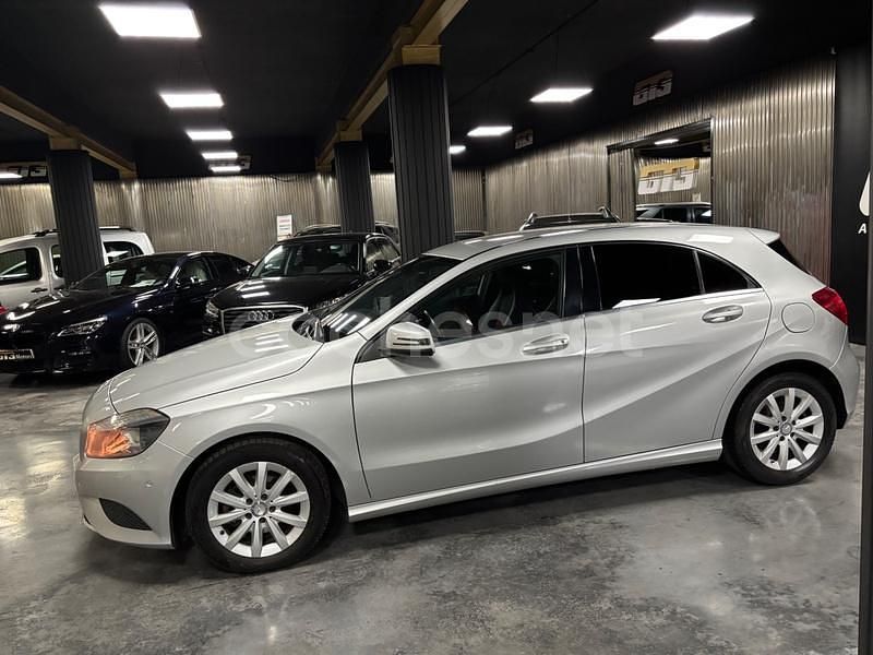 Usado Mercedes A180 Urban 109 CV (80 kW) 2016 Gris / plata Berlina