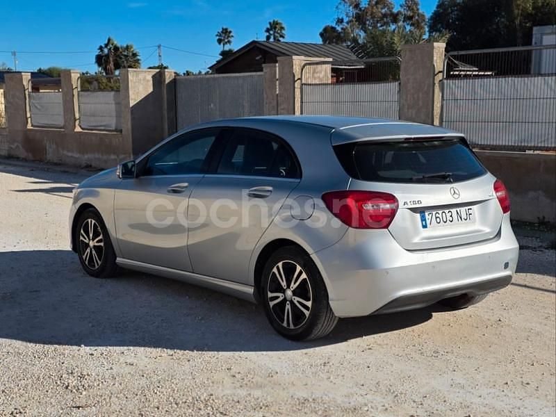 Usado Mercedes A180 Urban 109 CV (80 kW) 2014 Gris / plata Berlina