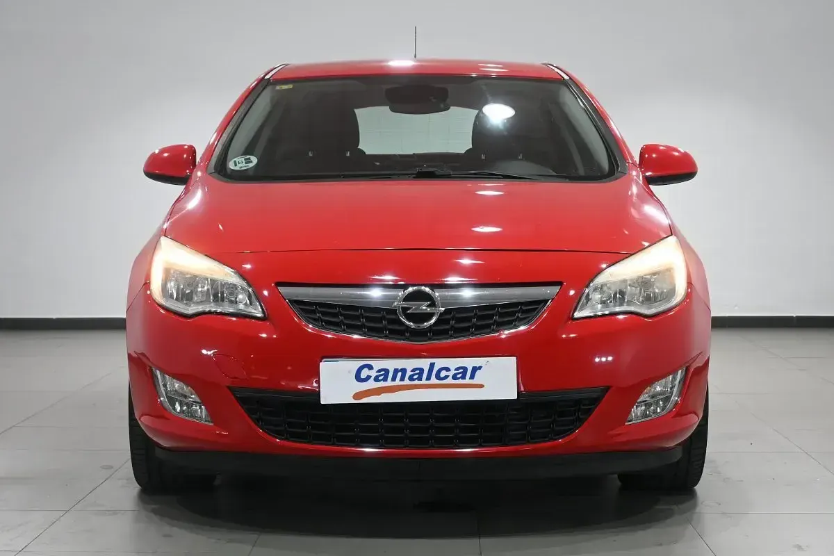 Usado Opel Astra Cosmo 110 CV (80 kW) 2010 Rojo