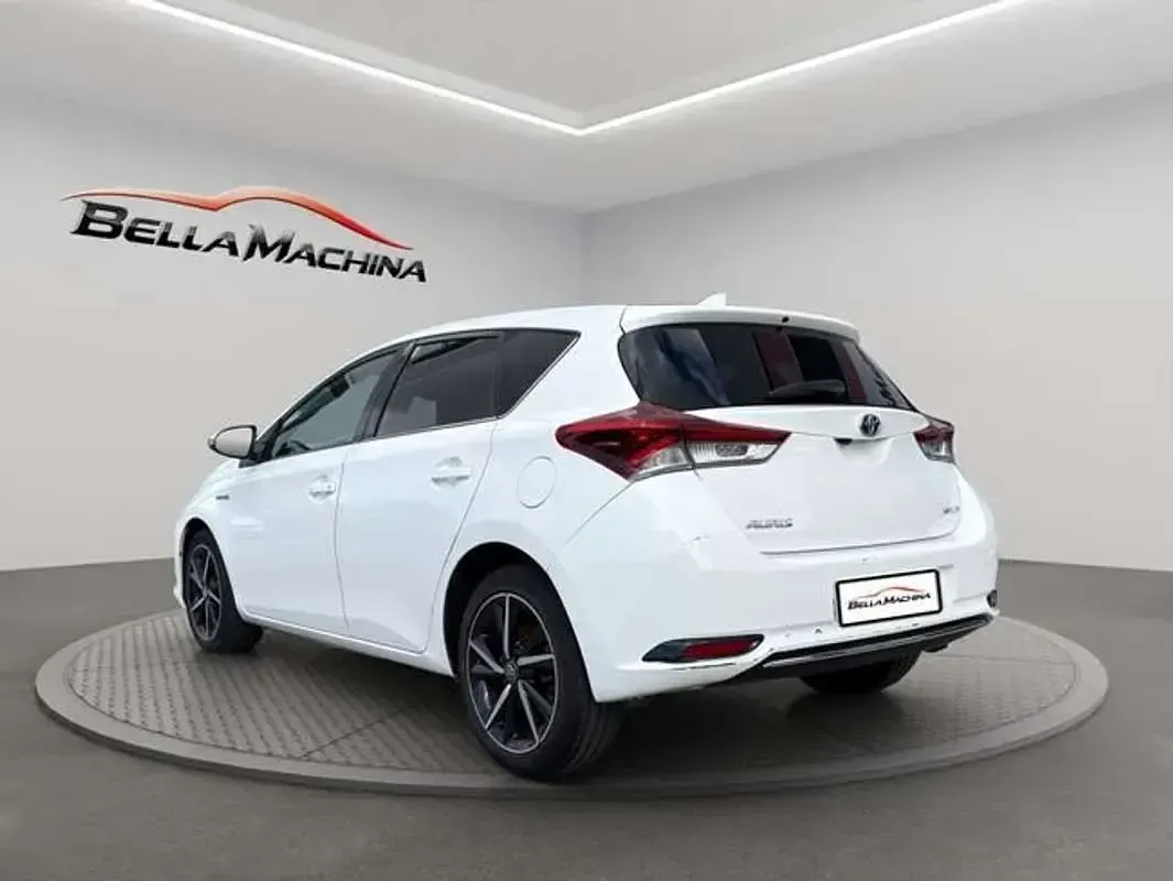 Usado Toyota Auris Hybrid Edition 136 CV (100 kW) 2018 Blanco Utilitario