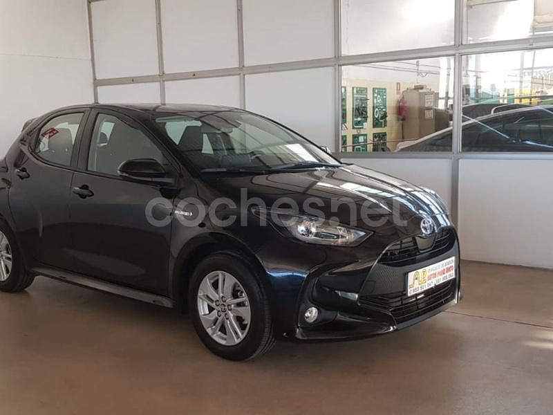Usado Toyota Yaris Hybrid Active 116 CV (85 kW) 2021 Negro Berlina