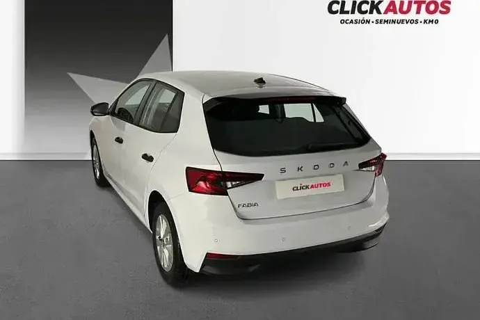Usado Skoda Fabia Essence 80 CV (58 kW) 2025 Plata Utilitario