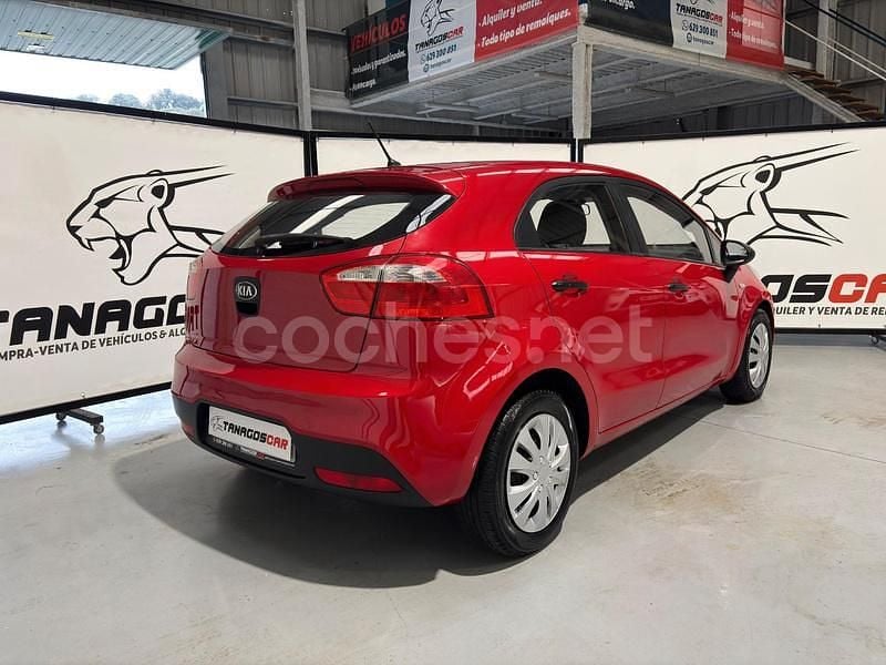 Usado Kia Rio 85 CV (62 kW) 2013 Rojo Berlina