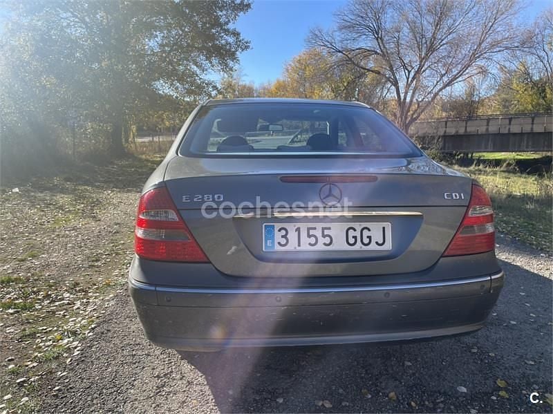 Usado Mercedes E280 Avantgarde 190 CV (139 kW) 2005 Gris / plata Berlina