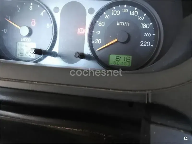Usado Ford Fiesta Trend 68 CV (50 kW) 2003 Gris / plata Utilitario