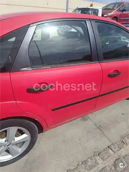 Usado Ford Focus Trend 90 CV (66 kW) 2006 Rojo Berlina