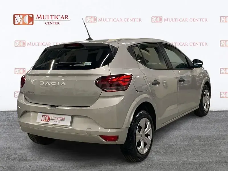Usado Dacia Sandero Essentiel 91 CV (66 kW) 2024 Gris / plata Berlina