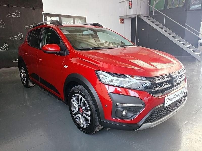 Usado Dacia Sandero Comfort 90 CV (66 kW) 2022 Rojo Utilitario