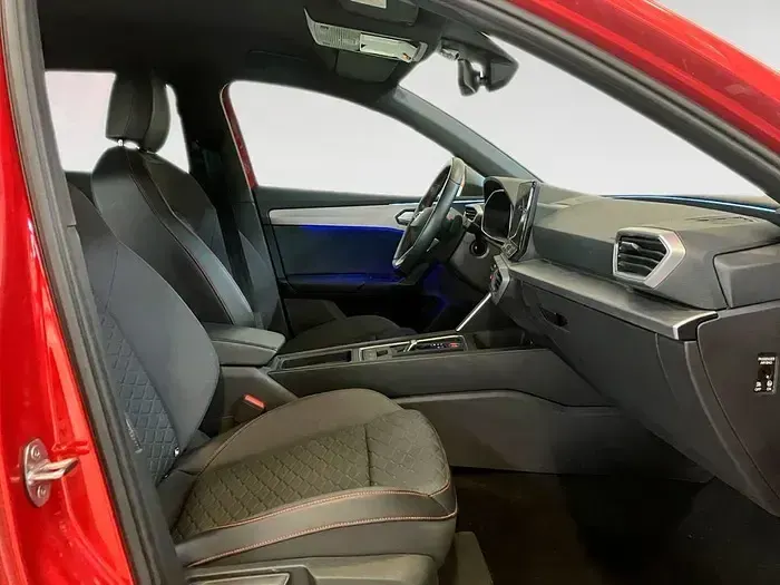 Usado Seat Leon FR 150 CV (110 kW) 2024 Rojo Familiar