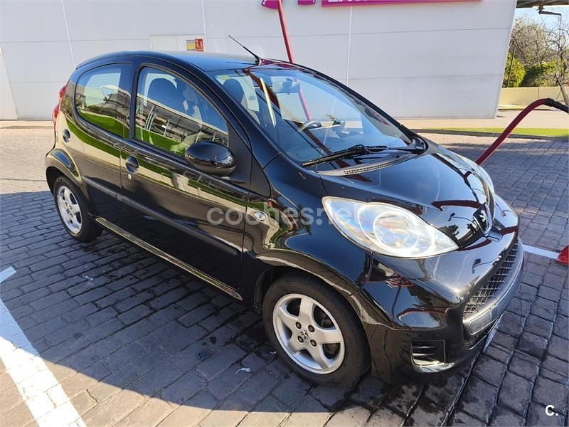 Usado Peugeot 107 68 CV (50 kW) 2011 Negro Utilitario