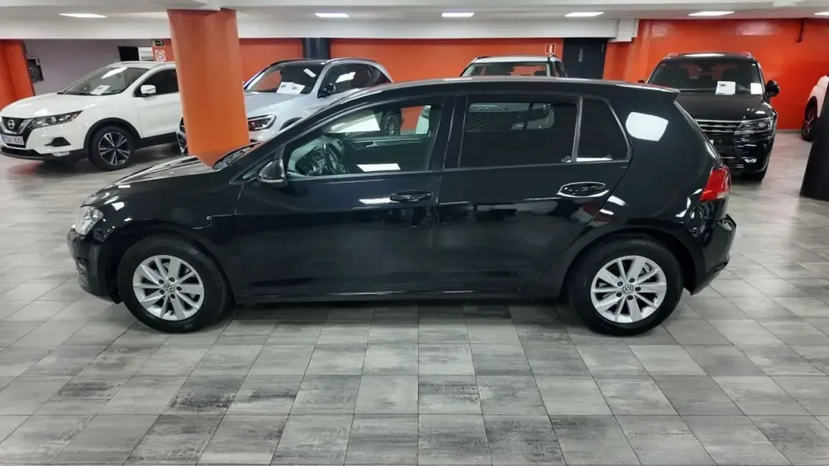 Käytetty VW Golf VII Advance 105 HP (77 kW) 2014 Musta Viistoperä