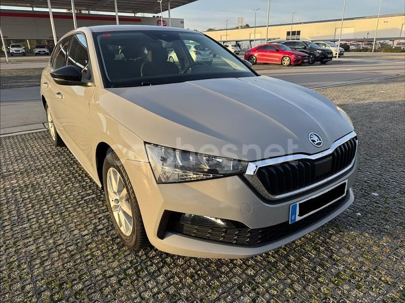 Usado Skoda Scala Ambition 115 CV (84 kW) 2019 Gris / plata Utilitario
