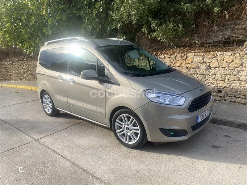 Usado Ford Tourneo Courier Titanium 95 CV (69 kW) 2017 Beige Monovolumen