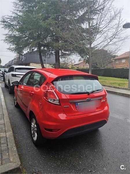 Usado Ford Fiesta Trend 100 CV (73 kW) 2016 Rojo Berlina
